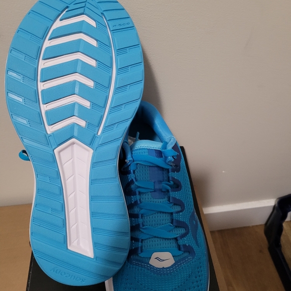 Saucony runners size 7 womens - Picture 2 of 6